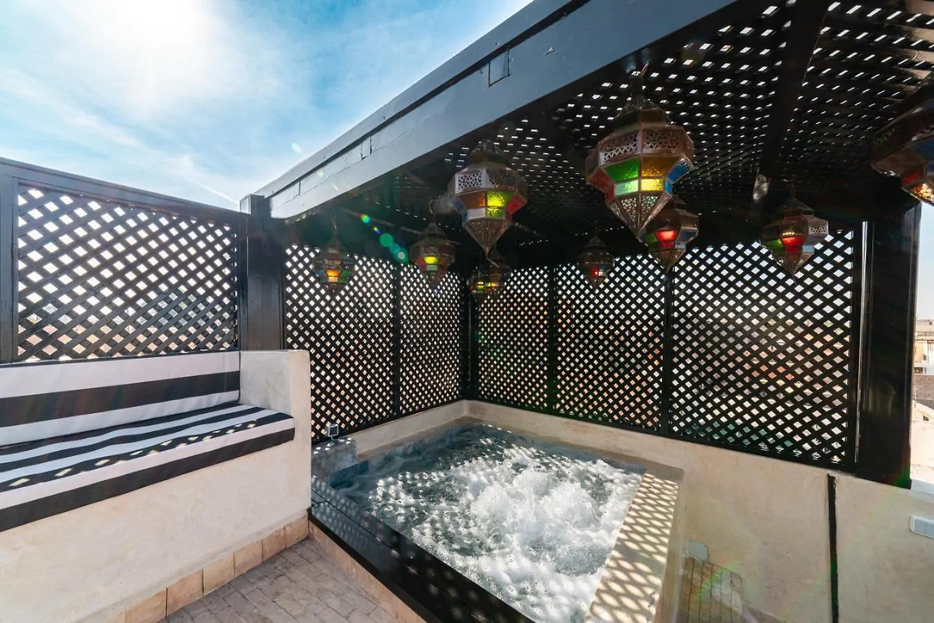Riad Dar Davia - Jacuzzi Rooftop - Breakfast Marakeş 0*,  Fas